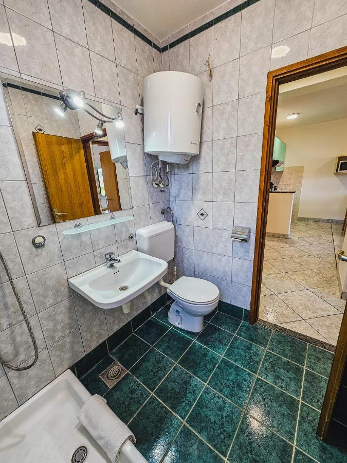 נין Aenona Sea View Apartments מראה חיצוני תמונה